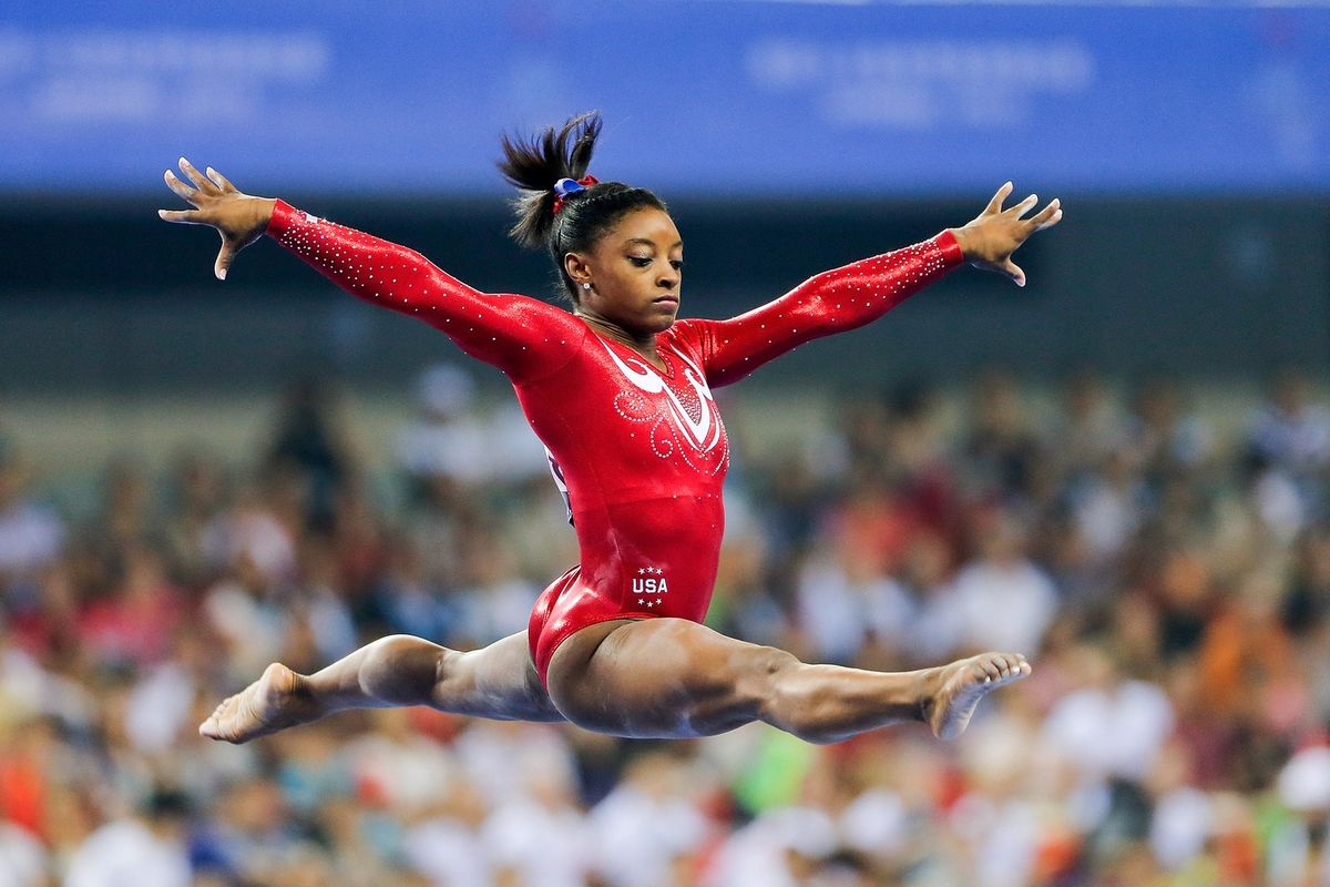 Nuotraukoje gali būti Simone Biles Žmogaus asmuo Sportas Sportas Akrobatinė gimnastika ir Gimnastas