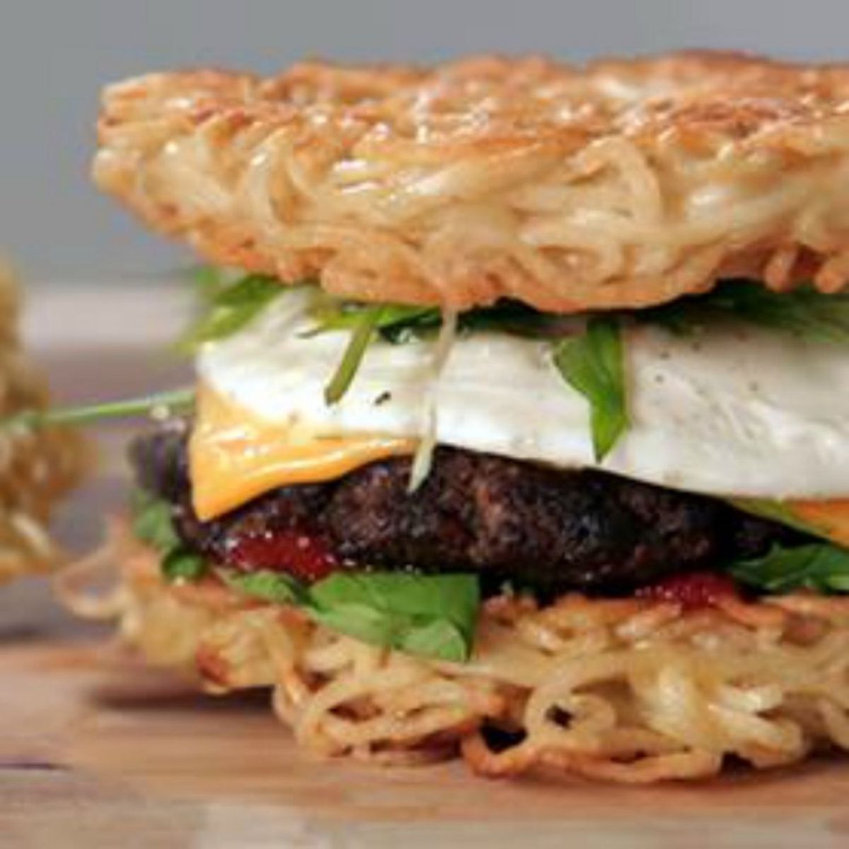 画像にはハンバーガーと食べ物が含まれている可能性があります