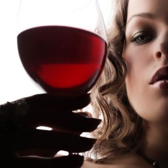 Bilden kan innehålla Drick Rödvin Vin Alkohol Dryck Människoperson Glas och Dating
