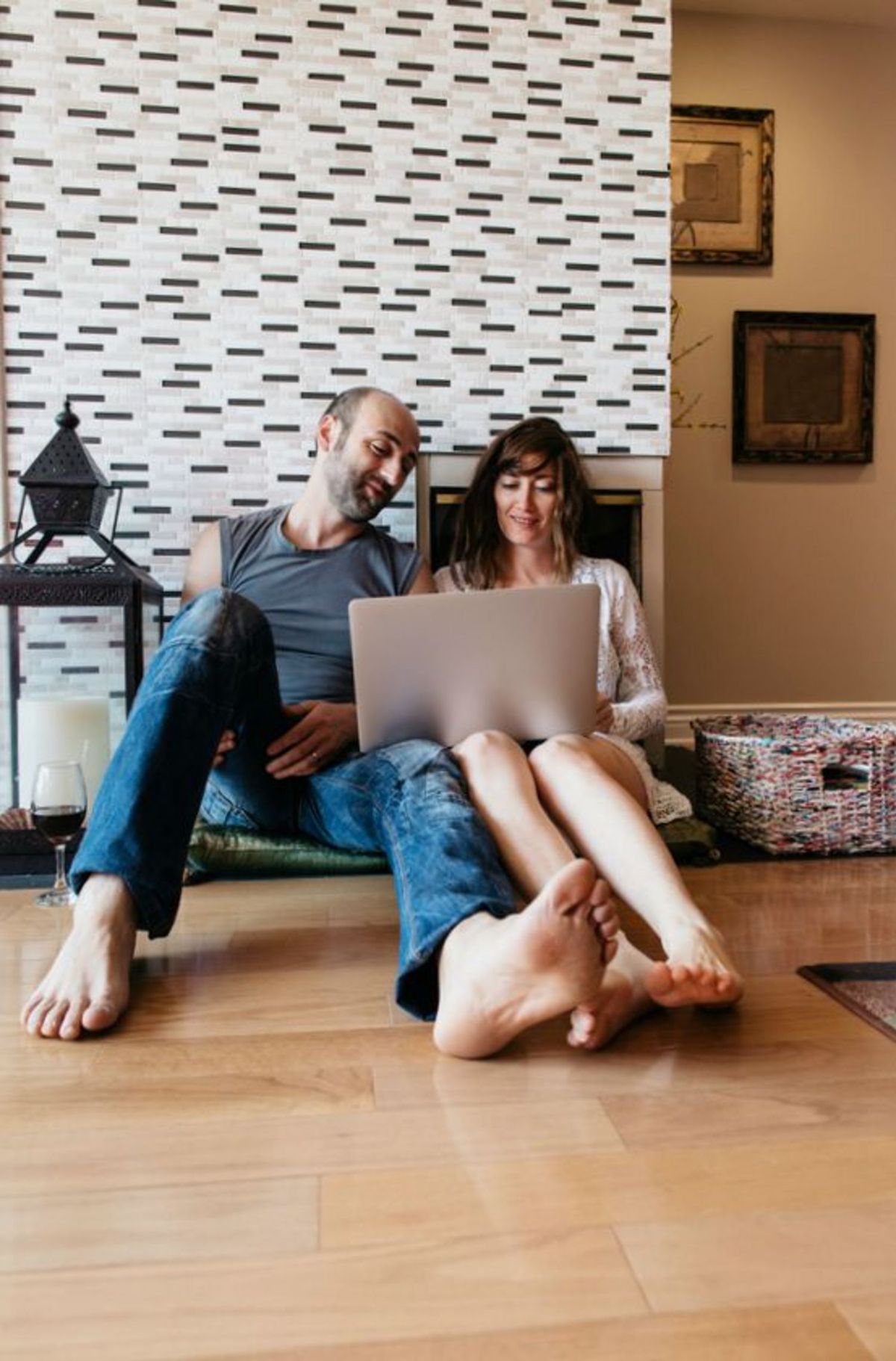Nuotraukoje gali būti Heel Human Person Sitting Electronics Kompiuteris ir nešiojamasis kompiuteris