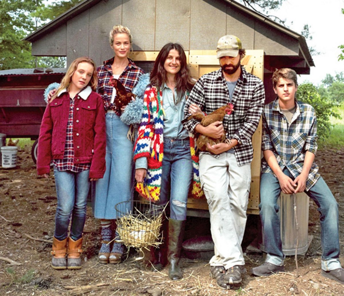 La imagen puede contener Persona humana Ropa Ropa Pantalones Carolyn Murphy Jeans Casco de mezclilla Aire libre Personas y plantas