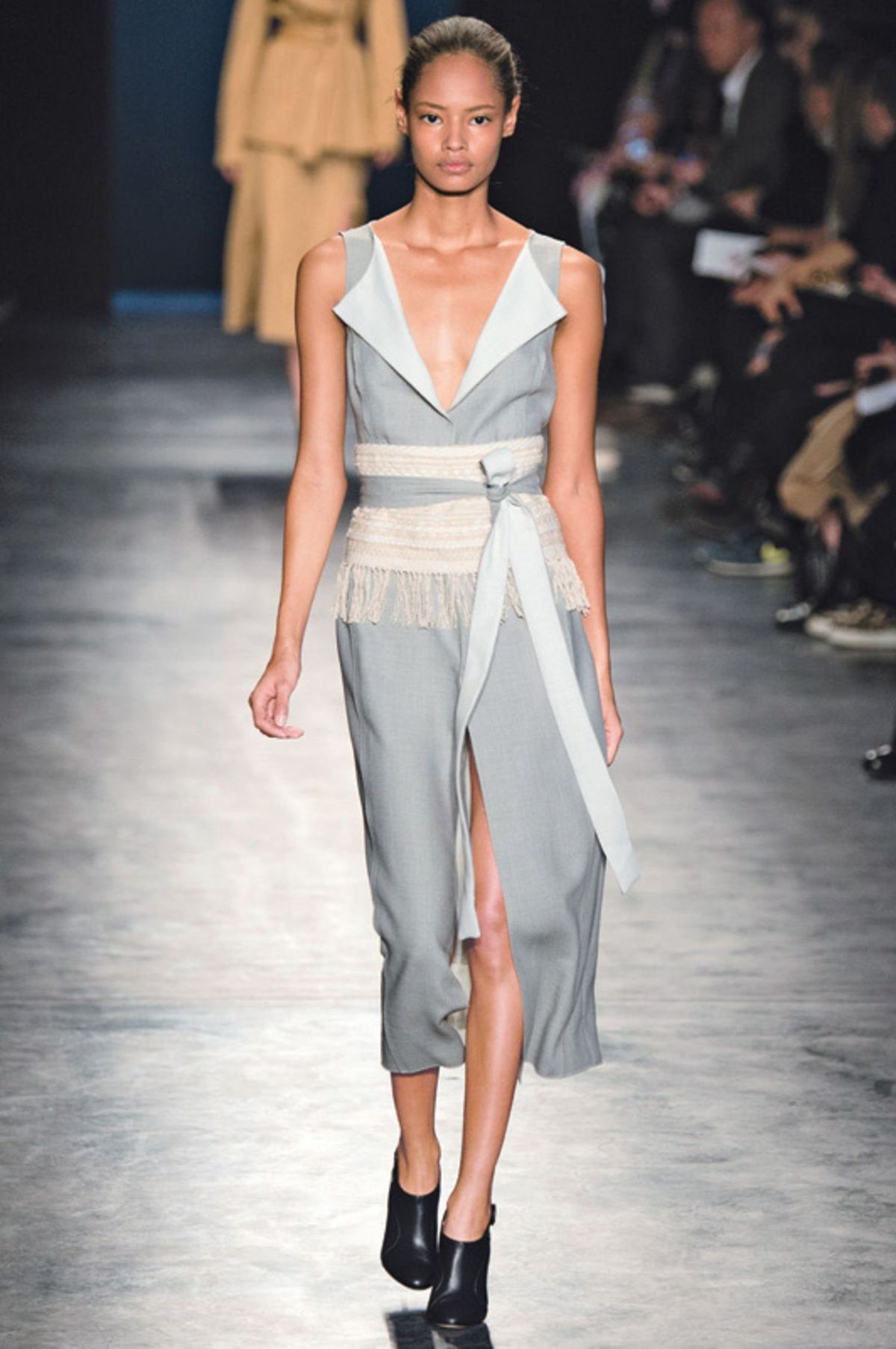La imagen puede contener Malaika Firth Persona humana Pasarela Moda Ropa Calzado Calzado e indumentaria