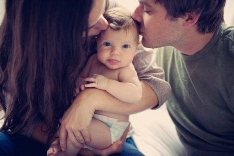 Bild könnte Windel enthalten Menschliche Person Kuss Küssen Baby und Neugeborenes
