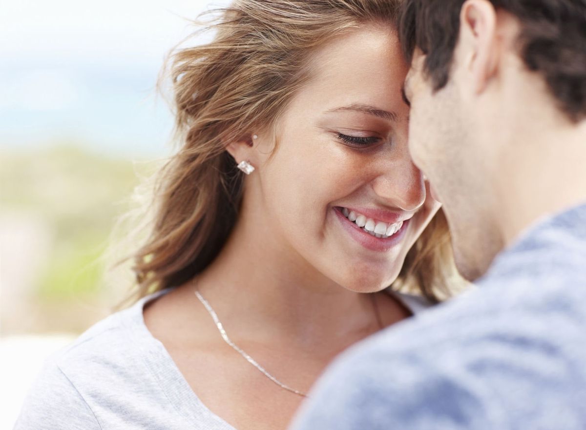 Bilden kan innehålla Mänsklig Person Dating och Face