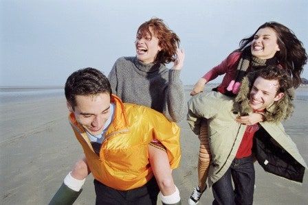 画像には衣料品アパレル人間パンツコートピープルとケイトシルバートンが含まれている可能性があります