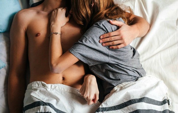 Bilden kan innehålla Mänsklig Person Kudde Make Out och Finger