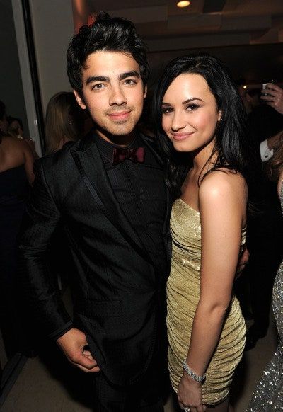 Bilden kan innehålla Joe Jonas Human Person Demi Lovato och mode