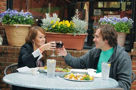Bild könnte Dating Human Person Restaurant und Sitzen enthalten
