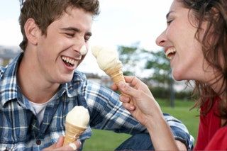 Bild könnte Sahne Essen Dessert Creme Menschliche Person Eiscreme und Dating enthalten