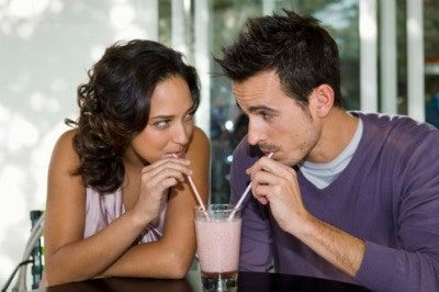 Bilden kan innehålla Dating Human Person Drink Drinking and Beverage