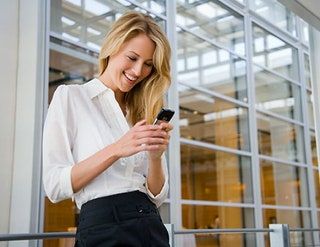 Slika lahko vsebuje Elektronika Telefon Mobilni telefon Mobilni Telefon Ročni računalnik Računalnik Pošiljanje sporočil človeku in osebi