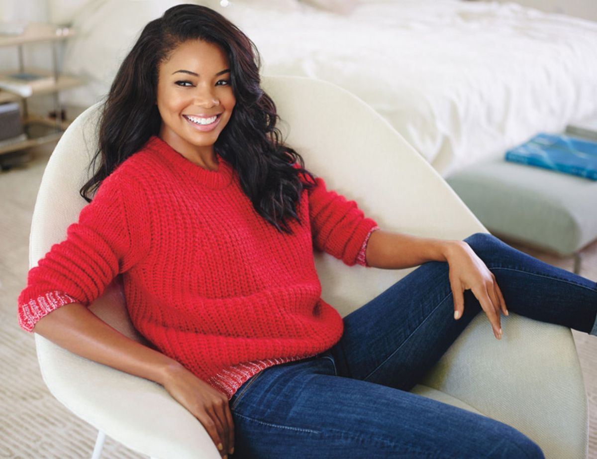 Slika lahko vsebuje Pohištvo Oblačila Oblačila Gabrielle Union Couch Človeška oseba in blazina