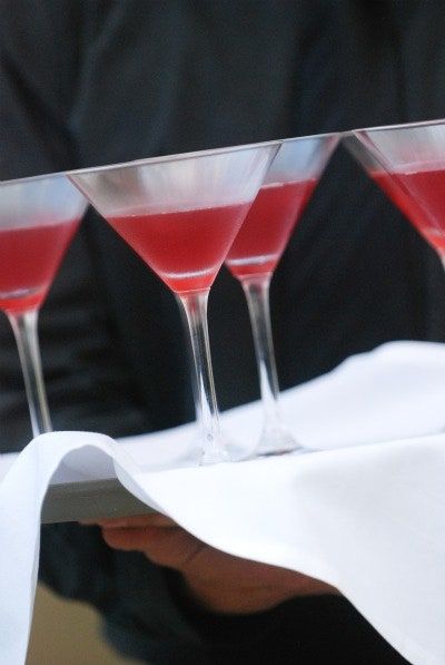 Slika lahko vsebuje Drink Cocktail Alcohol Beverage in Martini