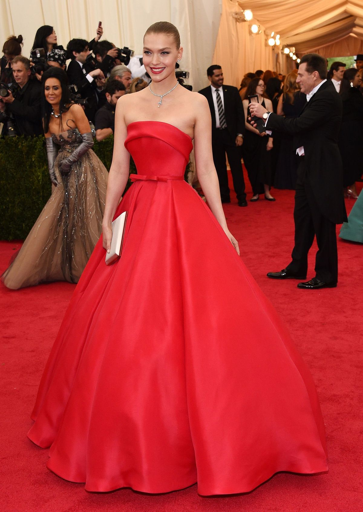 Bild kann enthalten Human Person Fashion Premiere Roter Teppich Roter Teppich Premiere Anzug Mantel Kleidung und Mantel