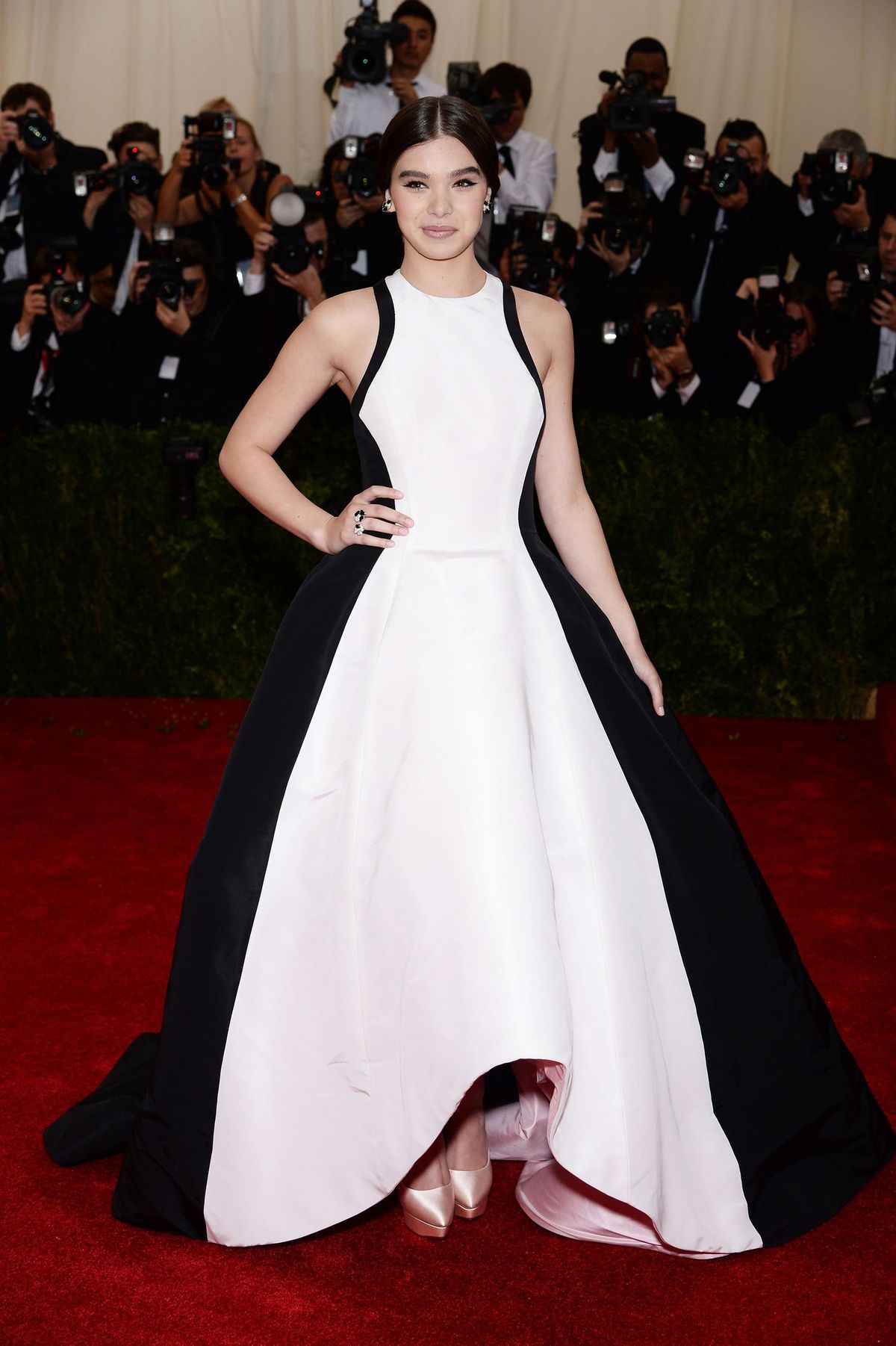 Bild könnte enthalten Hailee Steinfeld Human Person Premiere Fashion Red Carpet und Red Carpet Premiere