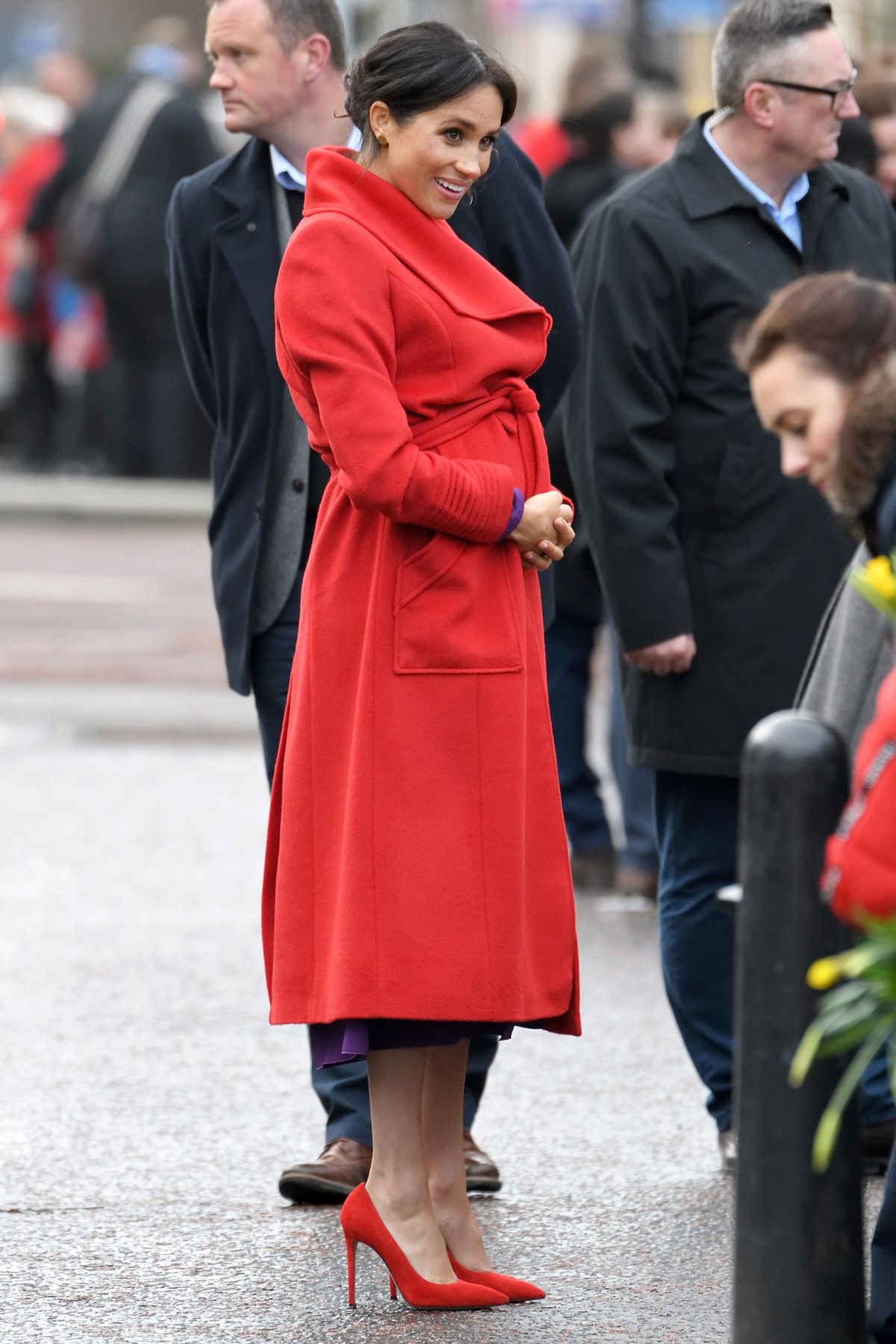 Das Bild kann enthalten Kleidung Kleidung Mantel Mantel Menschliche Person Schuhe Schuh und Anzug