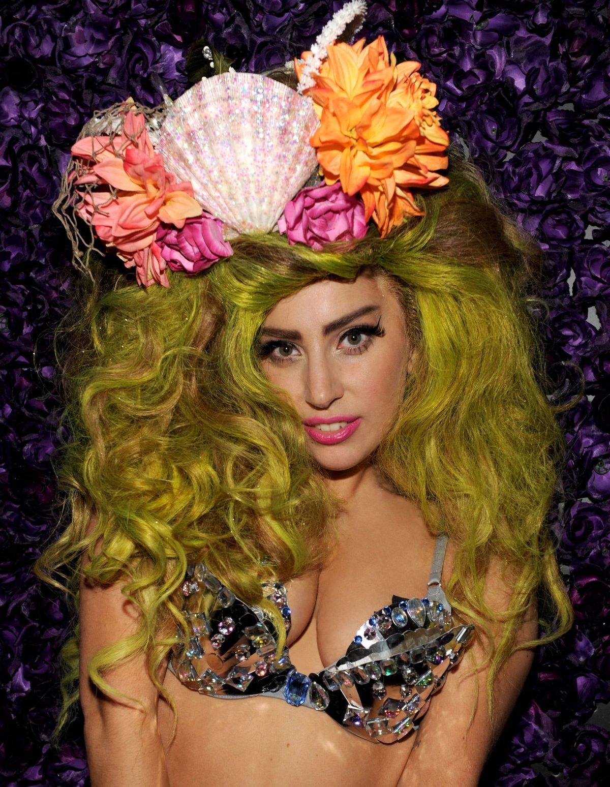 Slika lahko vsebuje Oblačila Oblačila Človeška oseba Rastlina Cvetlični cvetlični aranžma in Lady Gaga