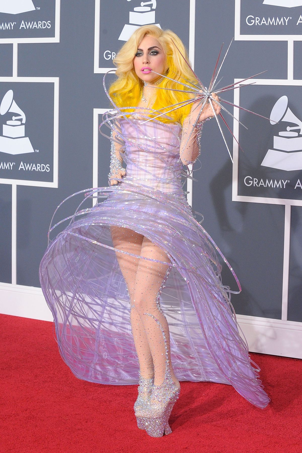 Slika lahko vsebuje Lady Gaga Fashion Premiere Red Carpet Red Carpet Premiere Clothing Oblačila Večerna obleka in obleka