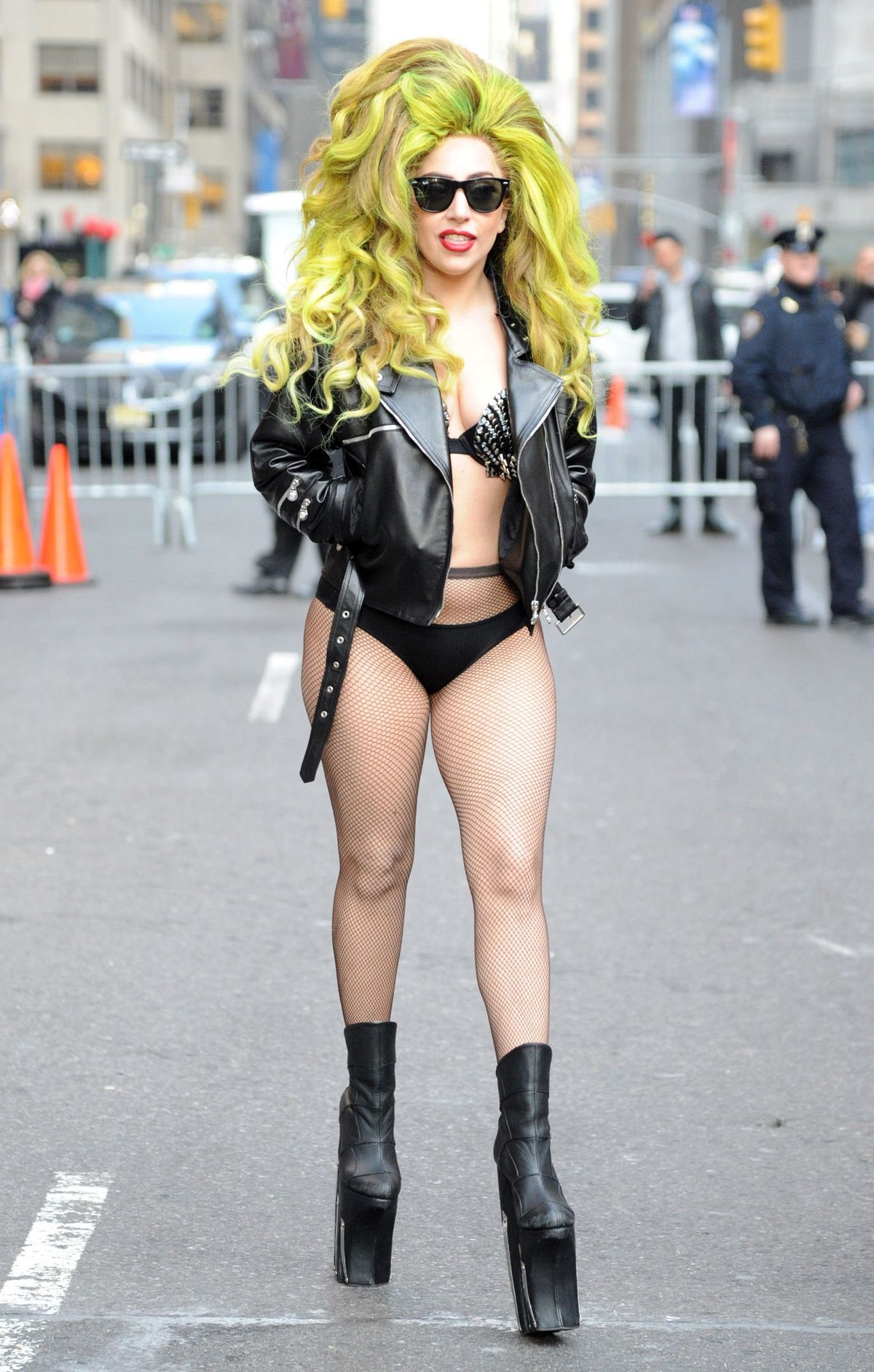 Slika lahko vsebuje kostum, sončna očala, dodatki, dodatki, oblačila za ljudi, oblačila, oblačila in Lady Gaga