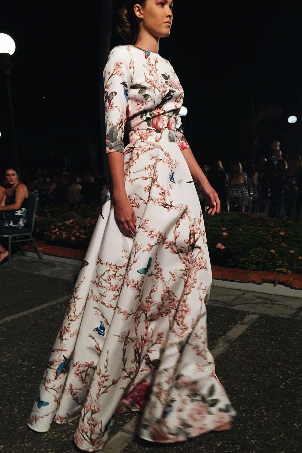 Bild könnte enthalten Kleidung Kleidung Kleid Robe Abendkleid Mode Mensch Person Möbel und Stuhl