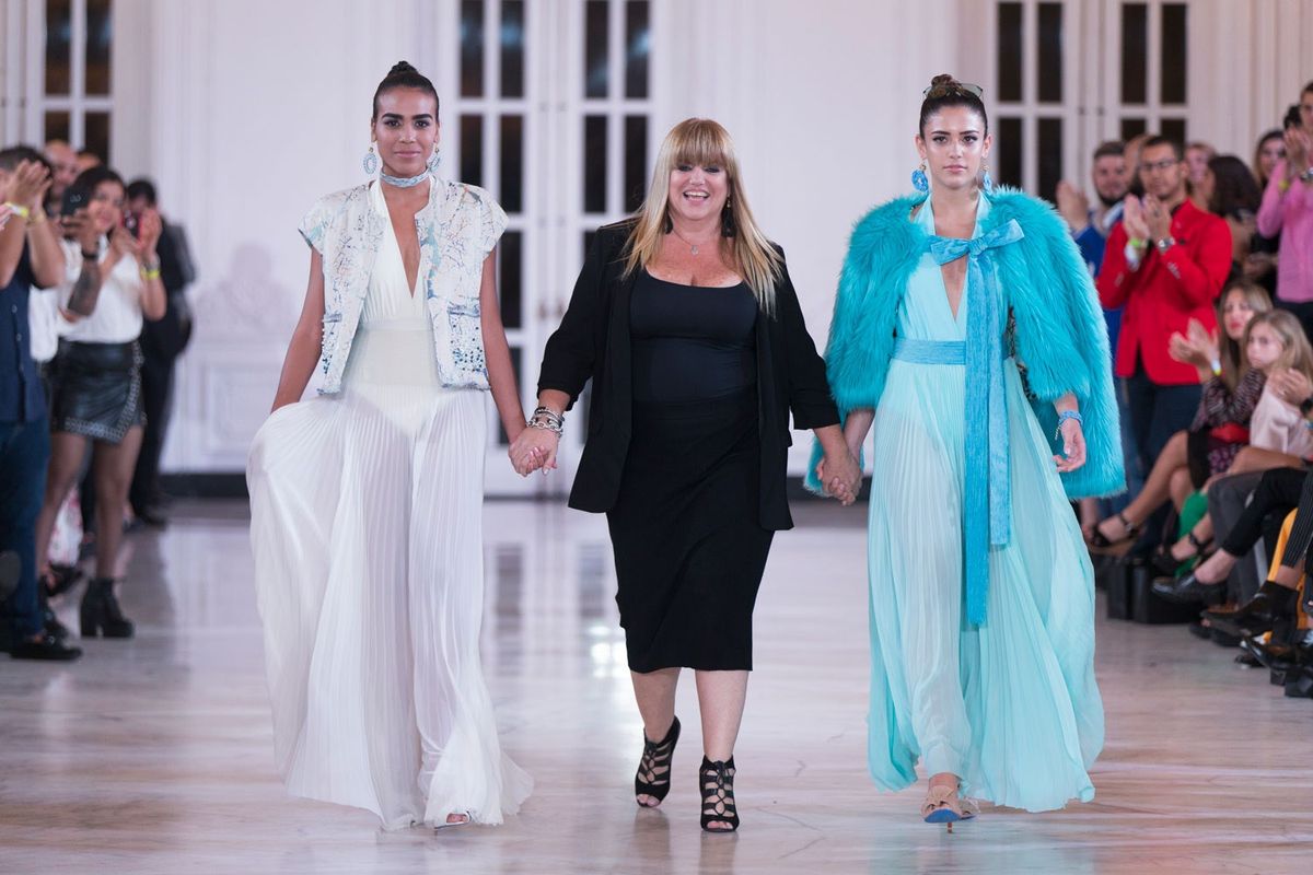 Dieses Bild kann menschliche Person Kleidung Kleidung Schuhe Schuh Robe Mode Abendkleid Kleid und Alison Jiear enthalten