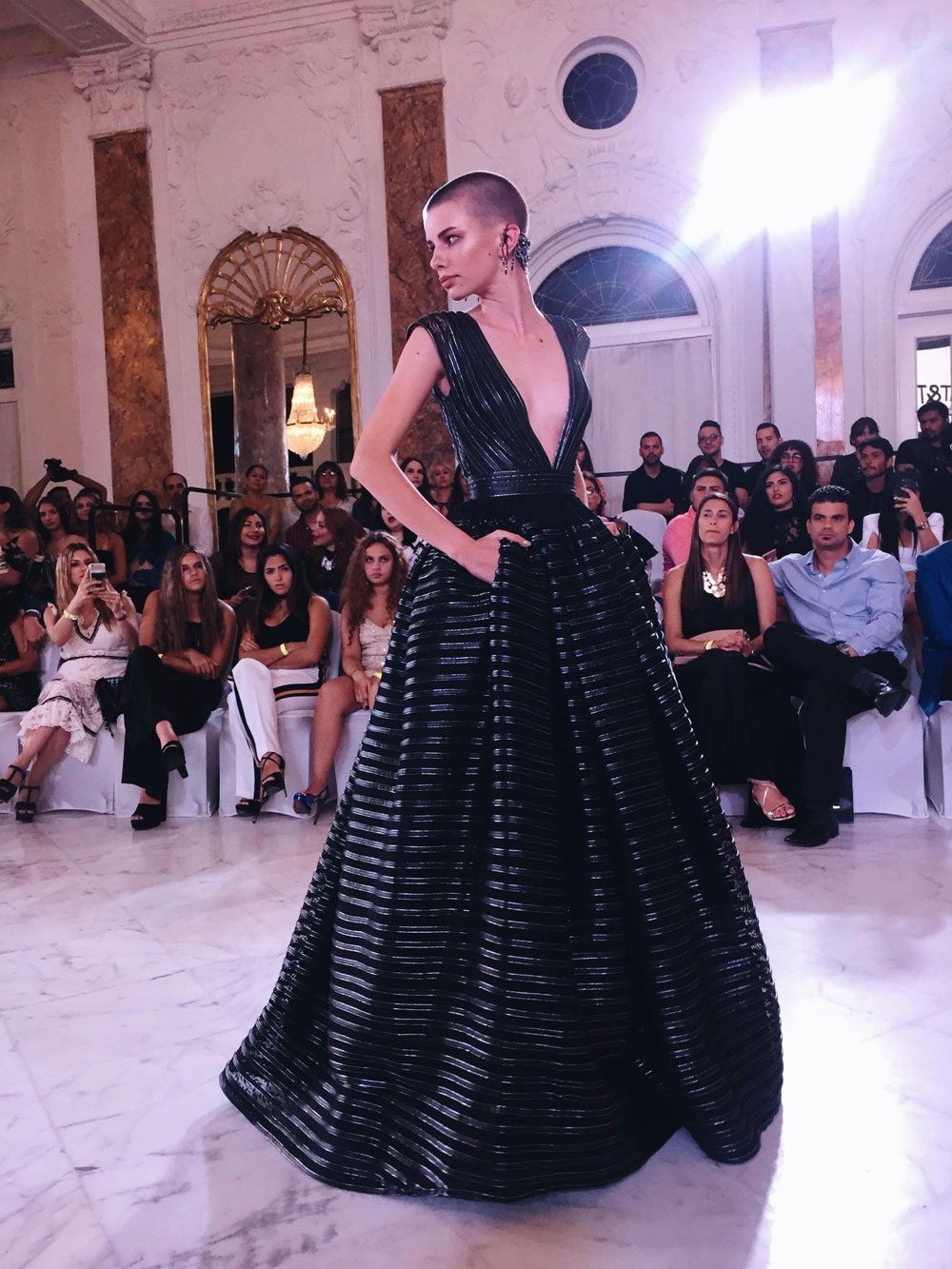 Bild könnte enthalten Kleidung Kleidung Mensch Robe Abendkleid Kleid Mode Weibliche Kleidung Schuh und Schuhe