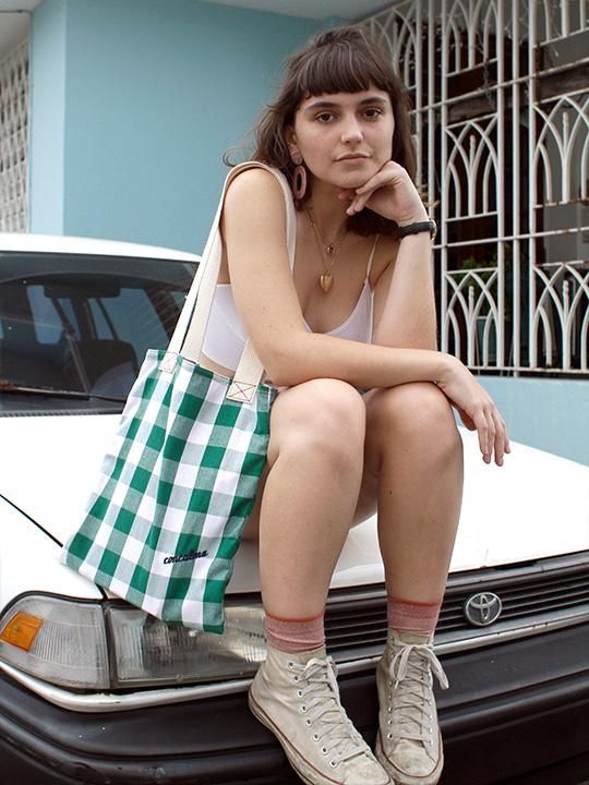 Bild kann enthalten Mensch Kleidung Kleidung Debora Serracchiani Accessoires Zubehör Tasche Handtasche und Schuhe