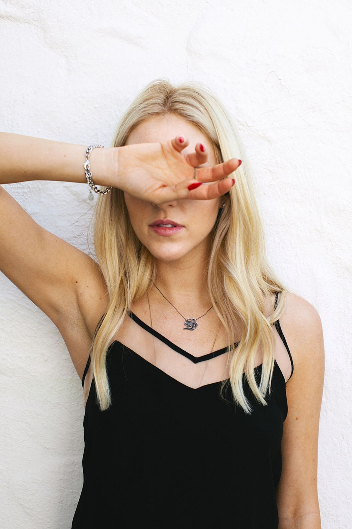 Bild könnte enthalten Mensch Blond Frau Frau Teenager Mädchen Kind Kind und Finger