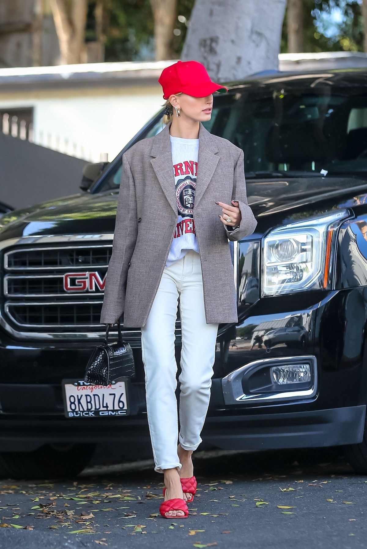Hailey Bieber v prešitih čevljih