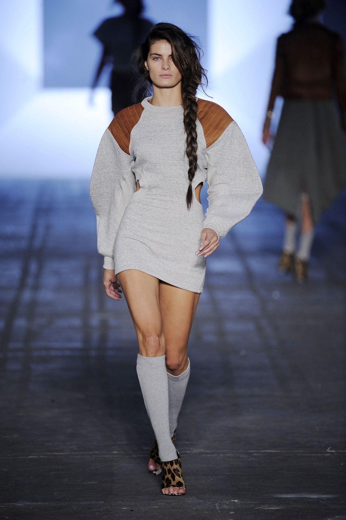 La imagen puede contener Isabeli Fontana Persona humana Ropa Manga larga Pasarela y vestido de moda