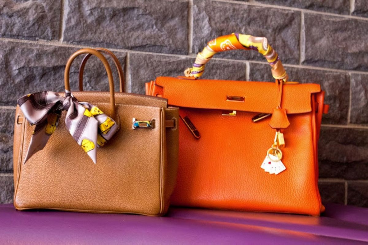 Bild kann Handtaschenzubehör Zubehörtasche und Geldbörse enthalten