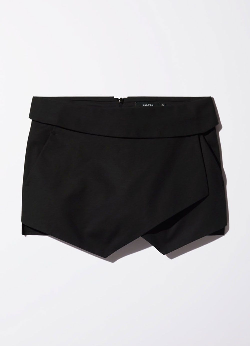 La imagen puede contener ropa, pantalones cortos y ropa interior.