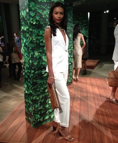 Bilden kan innehålla Mänsklig Person Clothing Apparel Vegetation Plant och Brenda Wairimu