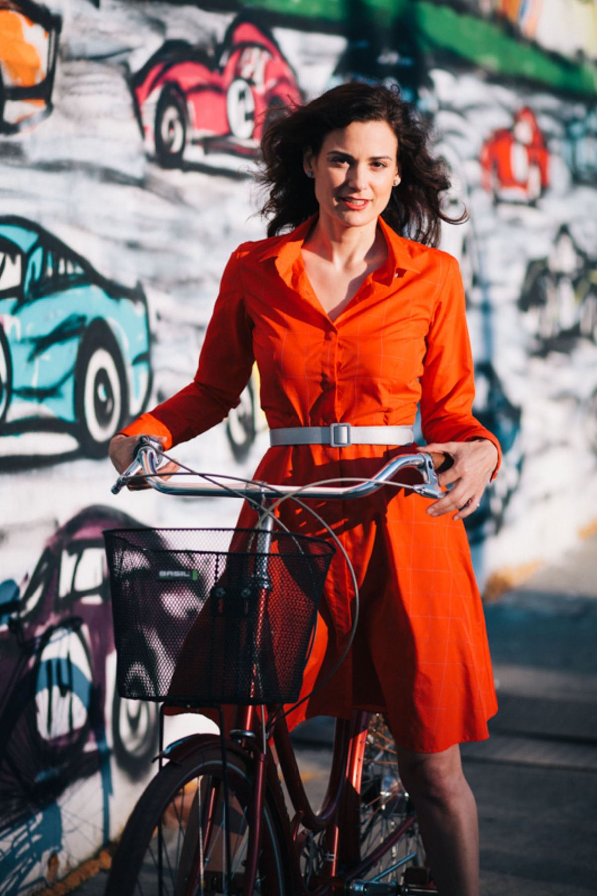 Bilden kan innehålla Transportfordon Cykel Cykel Människoperson Hjul Maskinkläder Kläder och kvinna