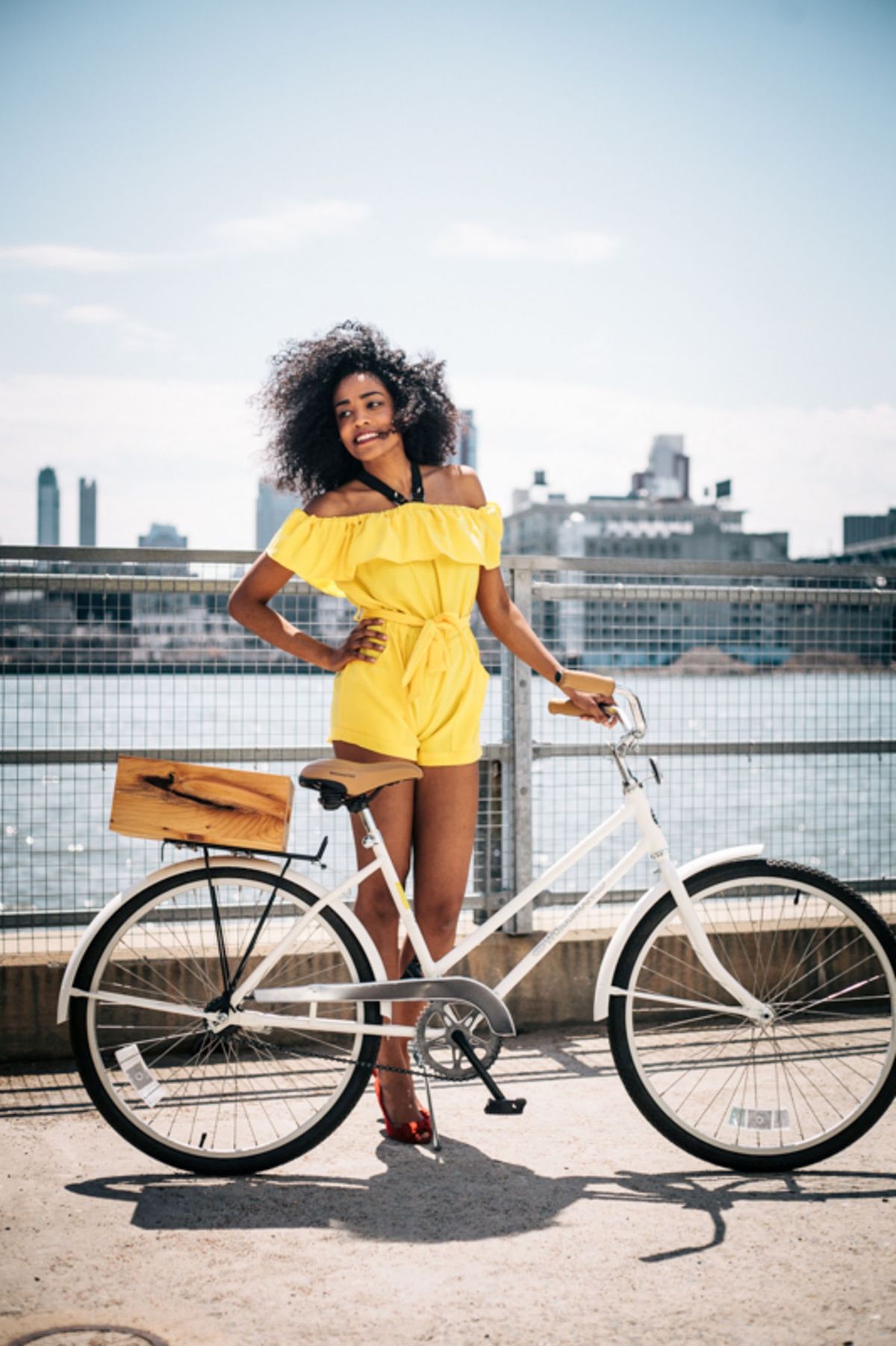 Bilden kan innehålla Transportfordon Cykel Cykel Hjul Maskin Människoperson Kläder och kläder