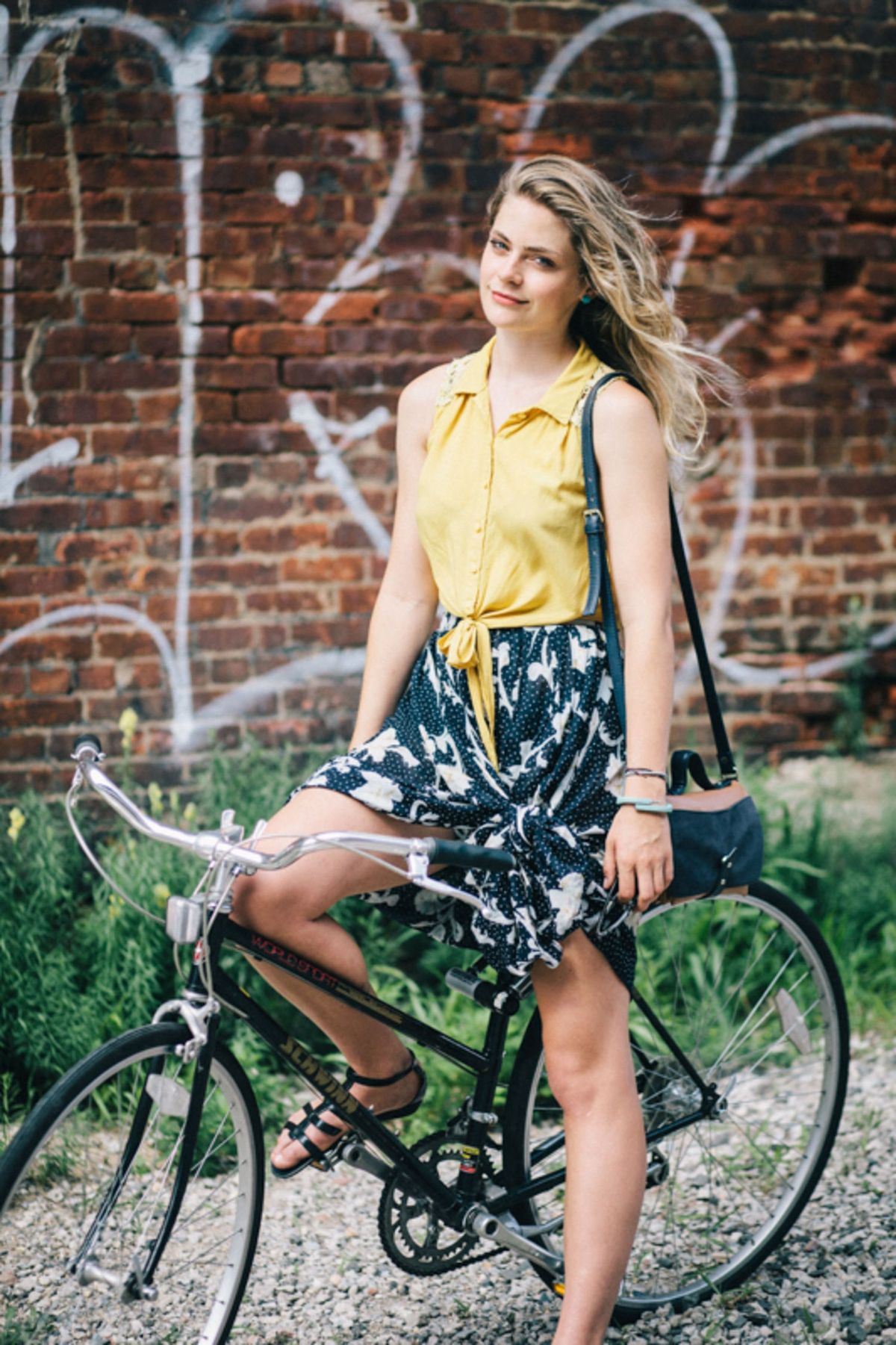 Bilden kan innehålla Fordon Transport Cykel Cykel Människoperson Hjul Maskin Kläder Kläder och kvinna
