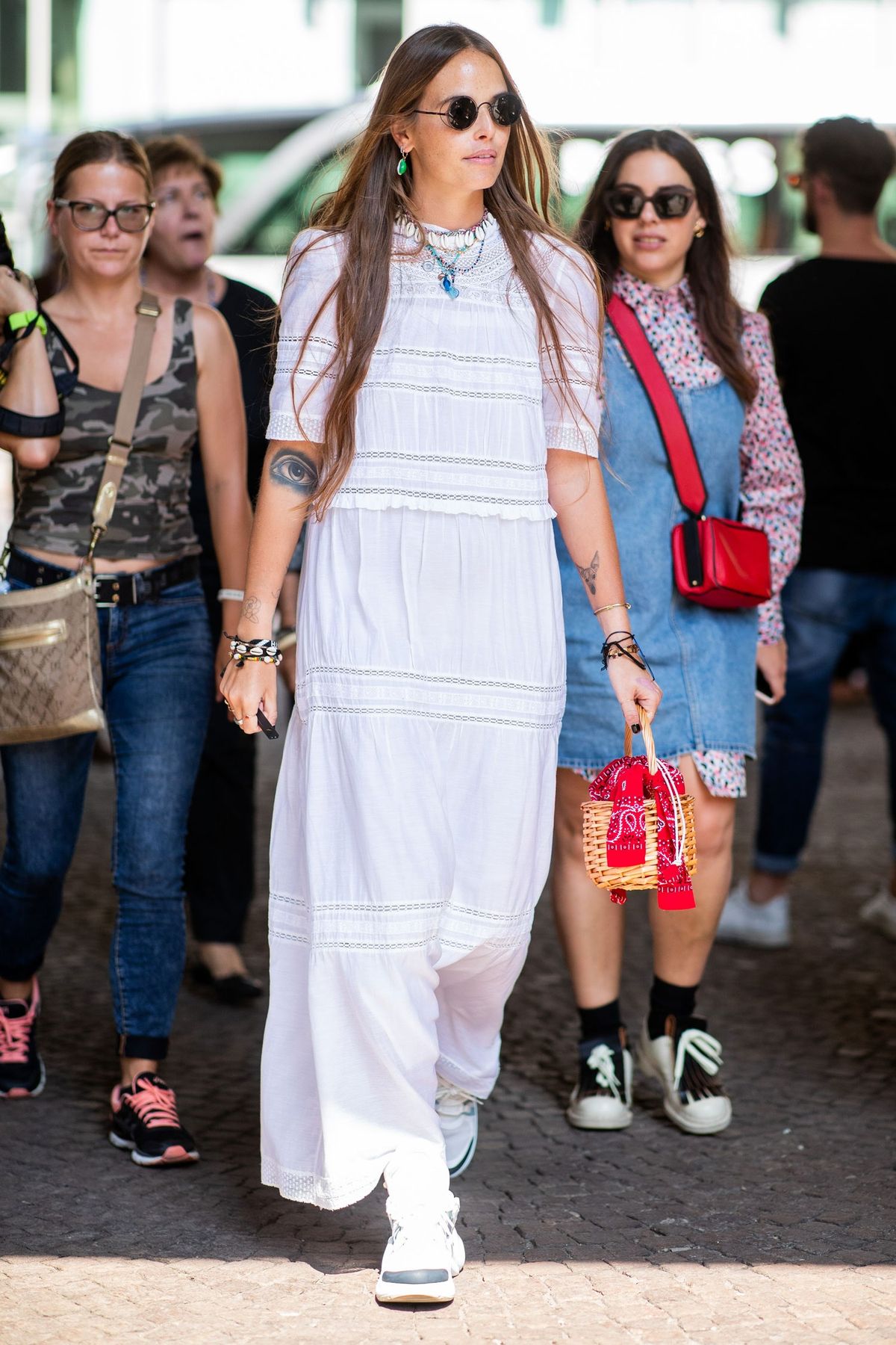 画像には、人間の服、靴、靴、サングラス、アクセサリー、パンツ、ジーンズが含まれている場合があります