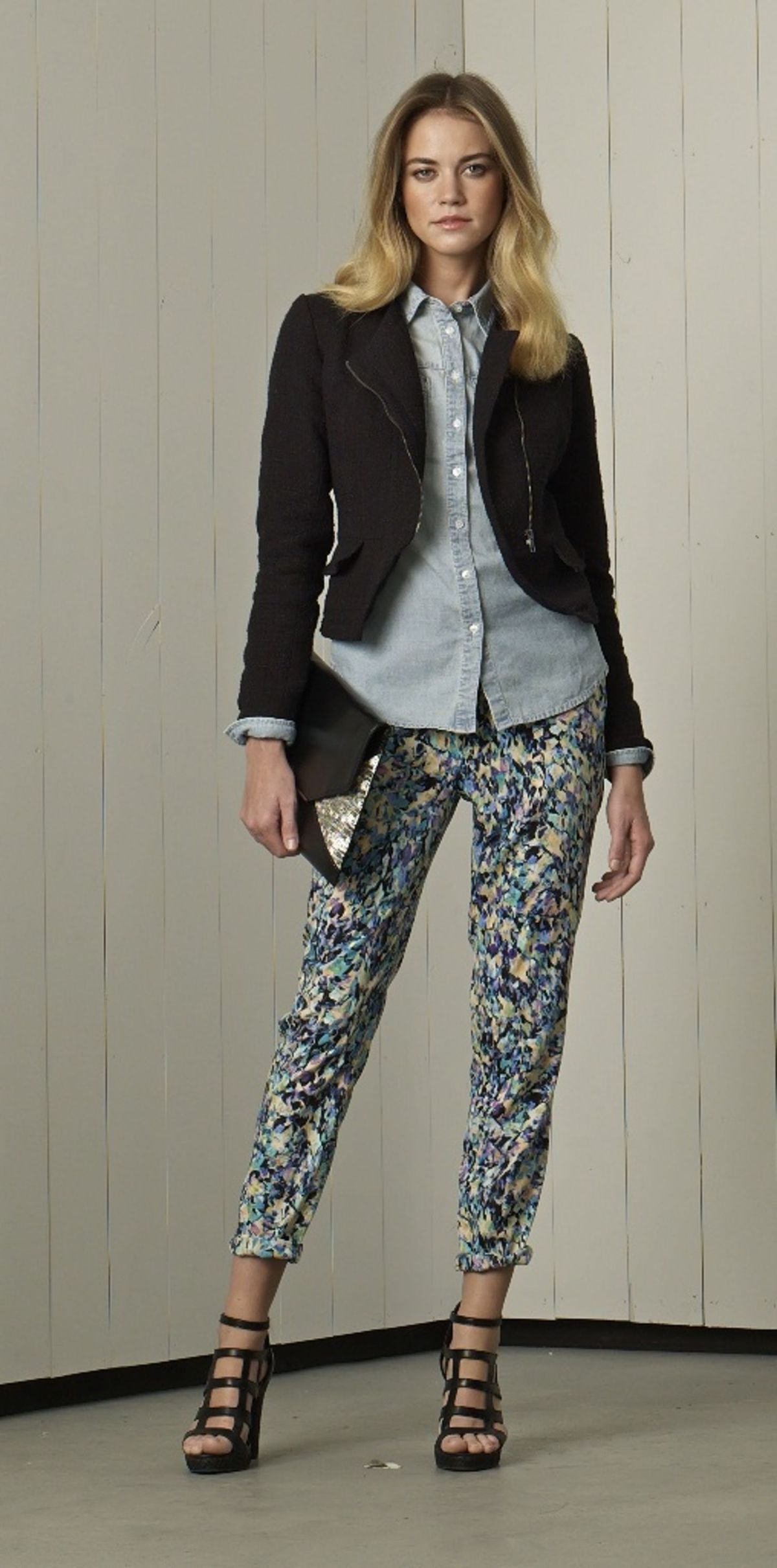 Bild kann enthalten Kleidung Kleidung Mensch weiblich Mantel Blazer Jacke Hose und Frau
