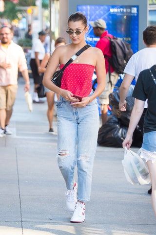 Nuotraukoje gali būti Džinsai Kelnės Drabužiai Džinsiniai Drabužiai Žmogaus Avalynės Šortai ir Bella Hadid