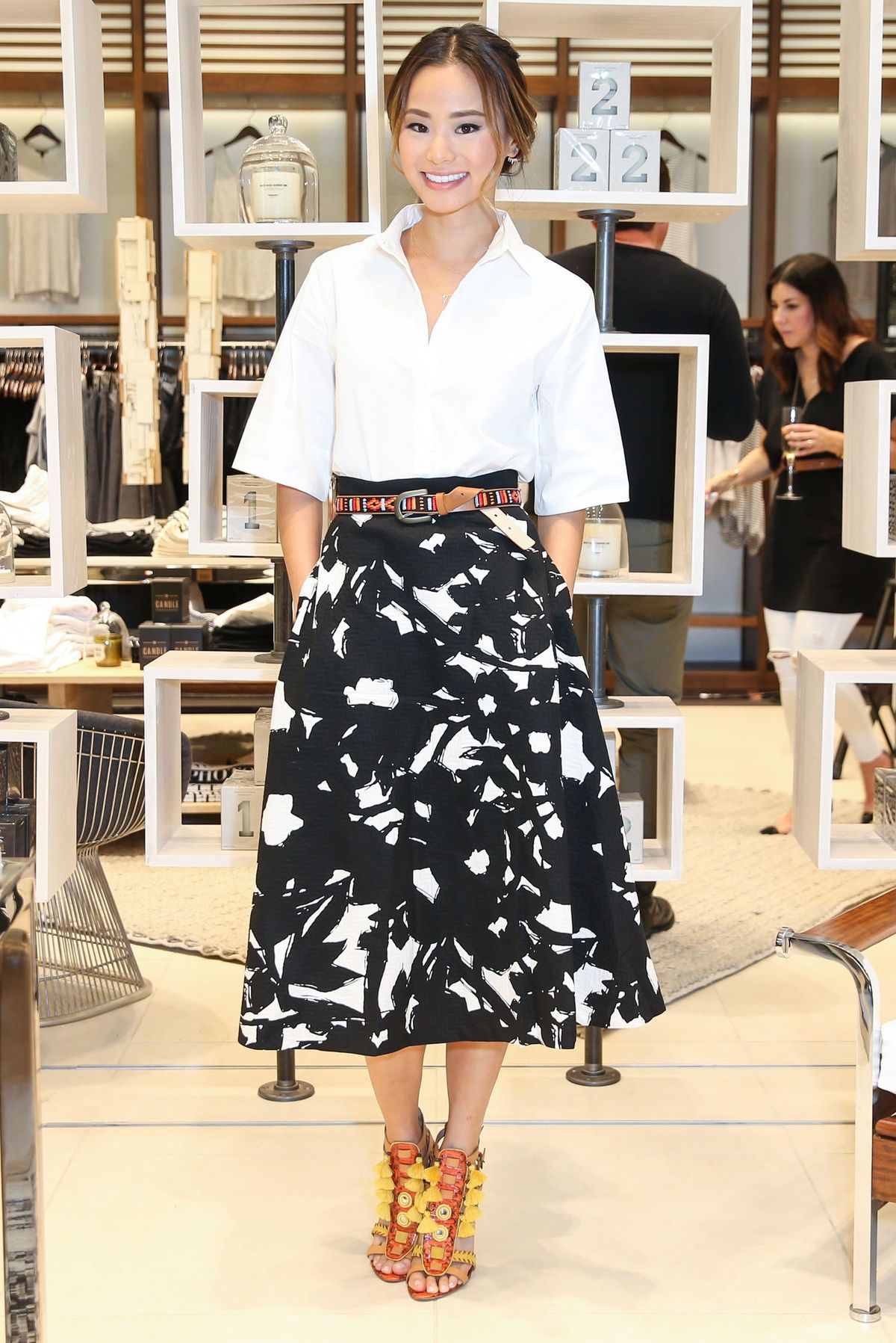Bild könnte Jamie Chung enthalten Rock Kleidung Bekleidung Mensch und Holz