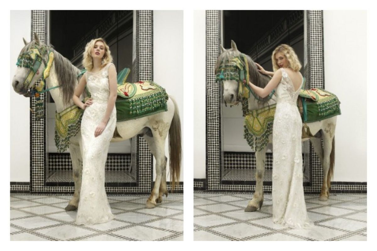 La imagen puede contener Ropa Vestimenta Persona humana Animal Mamífero Caballo Vestido Bata Moda Vestido de boda y femenino