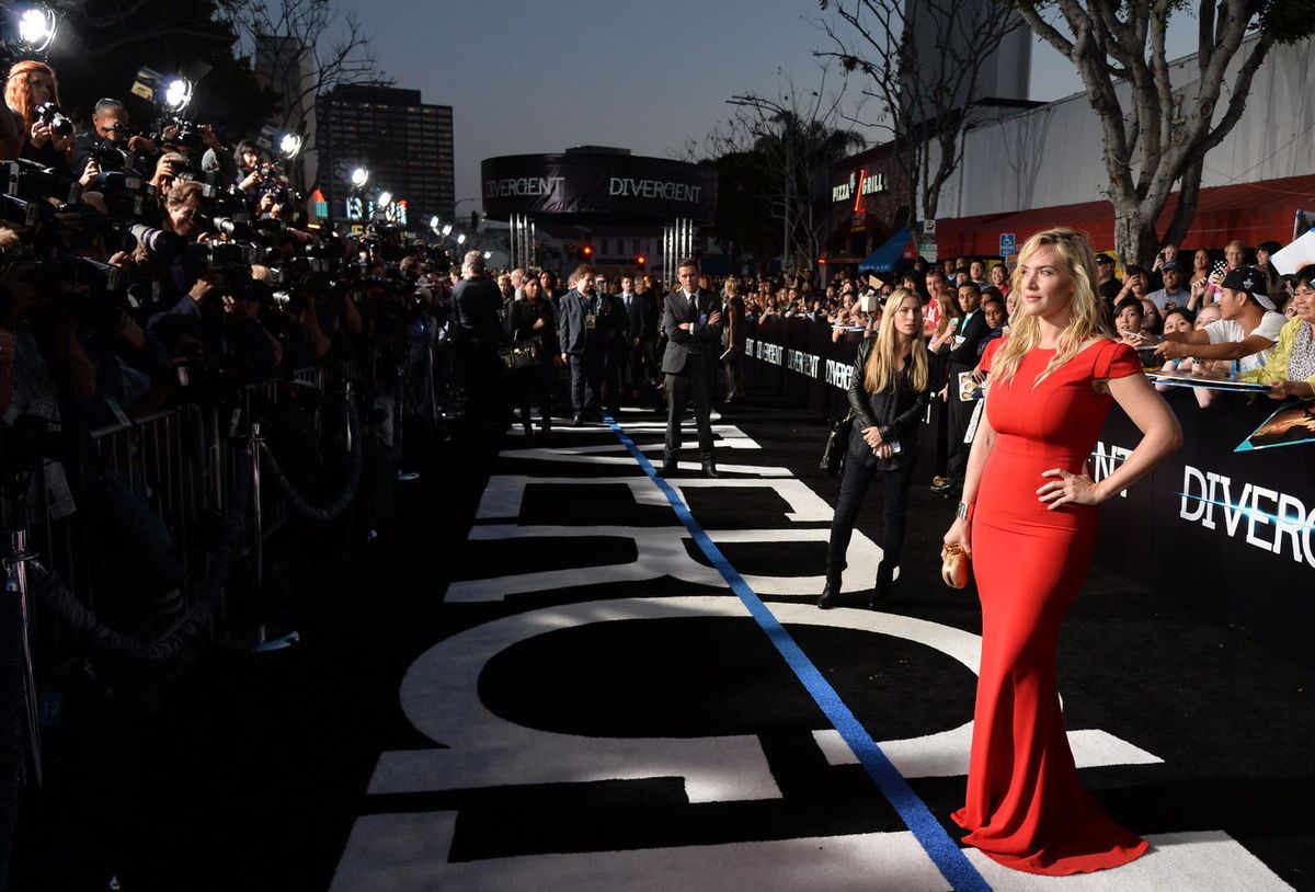 Bild könnte eine menschliche Person enthalten Kate Winslet Road Asphalt Asphalt Fashion und Premiere