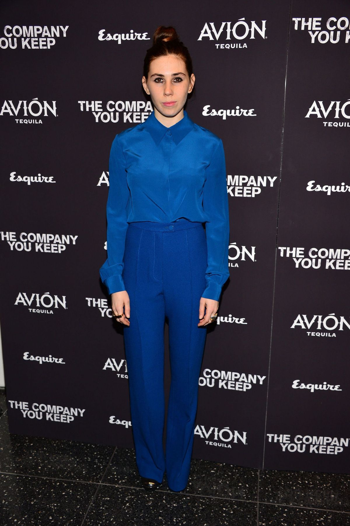 ในภาพอาจจะมี Zosia Mamet เสื้อผ้า เครื่องแต่งกาย เสื้อโค้ท สูท เสื้อคลุม แฟชั่น มนุษย์ บุคคล แขนเสื้อ รอบปฐมทัศน์ และ หญิง