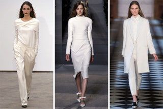 画像にはコート服アパレルドレス人間女性人袖履物靴女性と長袖が含まれている可能性があります