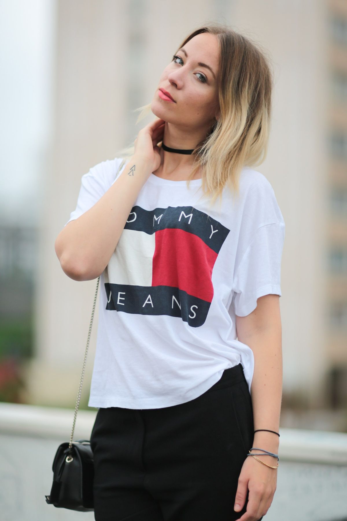 La imagen puede contener Ropa Vestimenta Persona humana Mujer Manga Mujer rubia Adolescente Niña Niño y niño