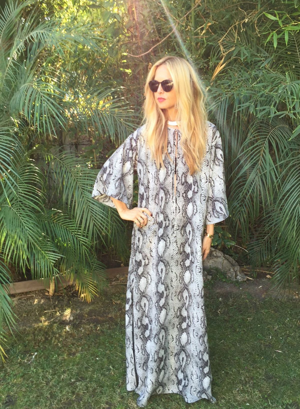 Bild kann enthalten Sonnenbrillen Zubehör Zubehör Rachel Zoe Kleidung Bekleidung Wohnkultur Mensch und Kleid