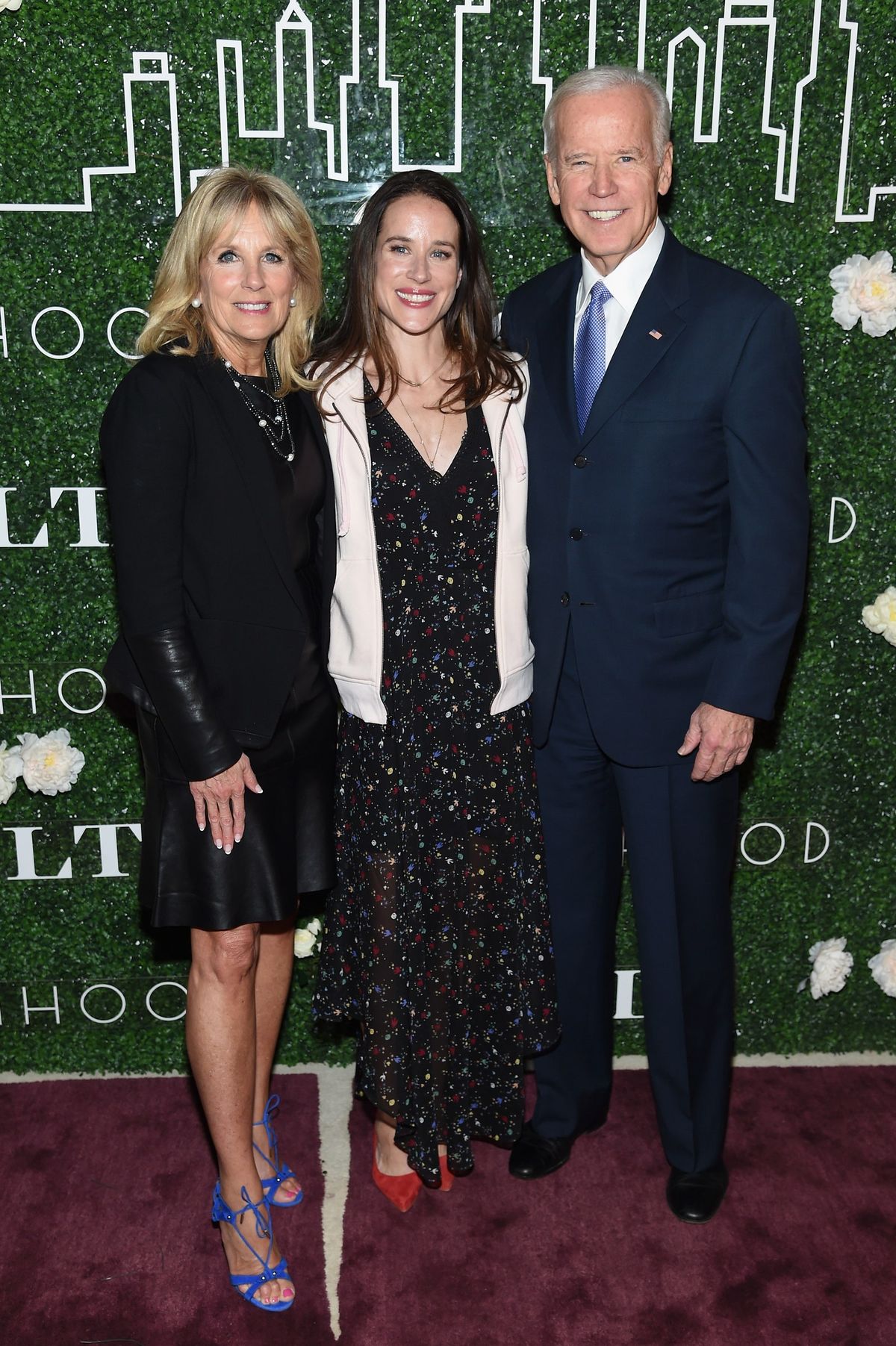 Bilden kan innehålla Joe Biden Jill Biden Människoperson Slips Accessoarer Tillbehör Modepremiär och Röda mattan