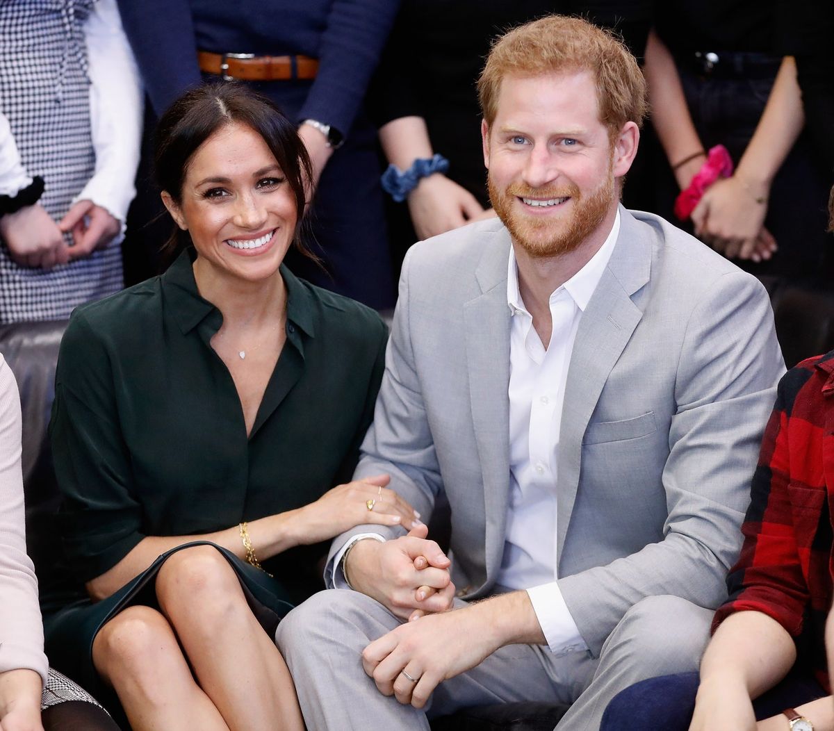 Bild könnte Prinz Harry menschliche Person Sitzen Mantel Kleidung Anzug Mantel und Kleidung enthalten