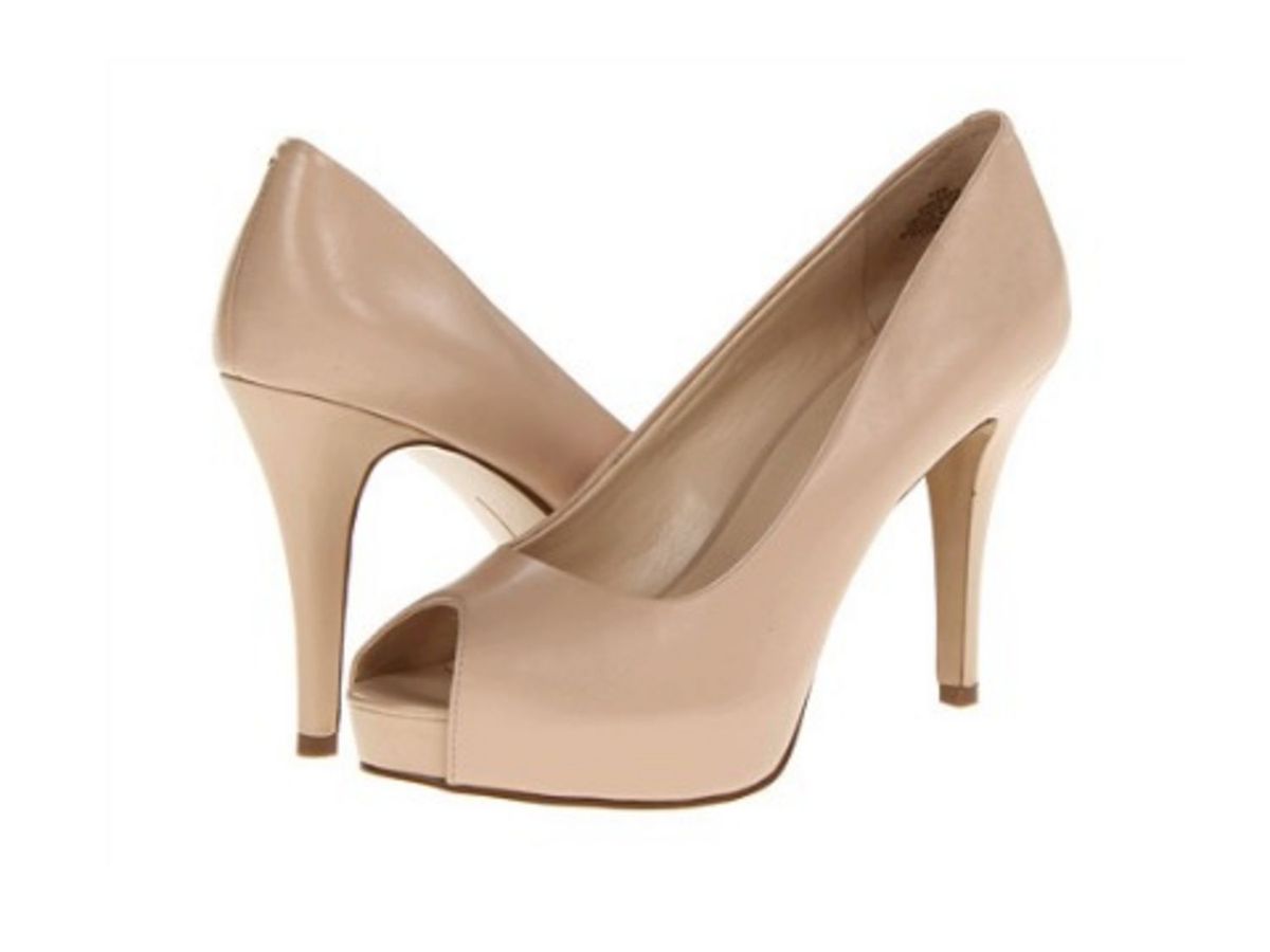 Bild kann Kleidung Bekleidung Schuhe High Heels und Schuhe enthalten