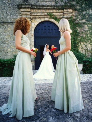 Bild kann enthalten Kleidung Kleidung Menschliche Person Robe Mode Kleid Hochzeit Hochzeitskleid und Braut